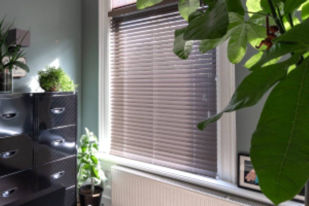 Schoonmaken raamdecoratie jaloezie hout