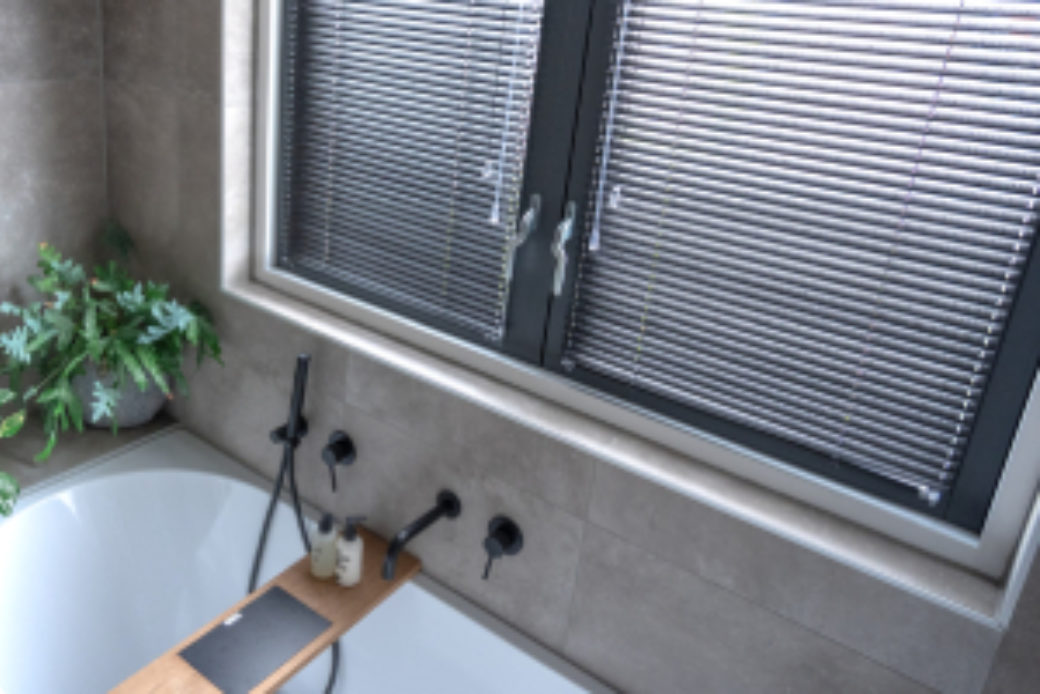 Schoonmaken raamdecoratie jaloezie alu