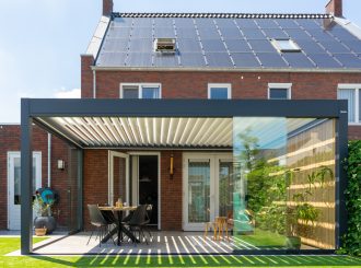 lamellenoverkapping tegen gevel montage