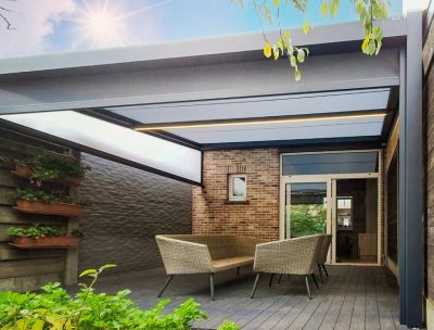 Pergola elektrische zonwering Tumba met screen grijs optimaal genieten