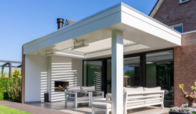 elektrische zonwering op maat gemaakt terrasoverkapping met lamellen V870 Arezzo wit inbouw type - efficiënte zonwering - terras - extra schaduw