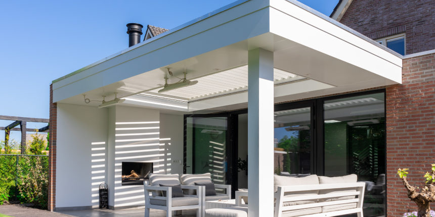 elektrische zonwering op maat gemaakt terrasoverkapping met lamellen V870 Arezzo wit inbouw type - efficiënte zonwering - terras - extra schaduw