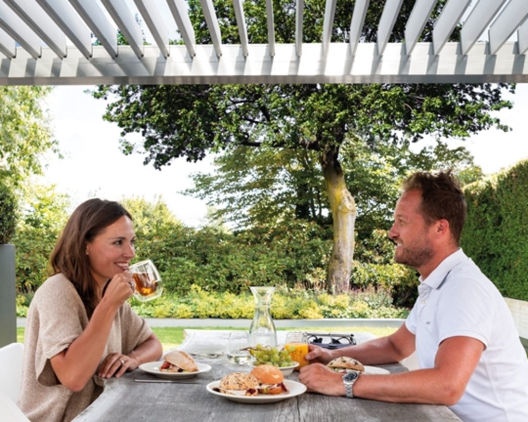 lamellendak overkapping met lamellen terrasoverkapping Sfeer samen buiten lunchen V860