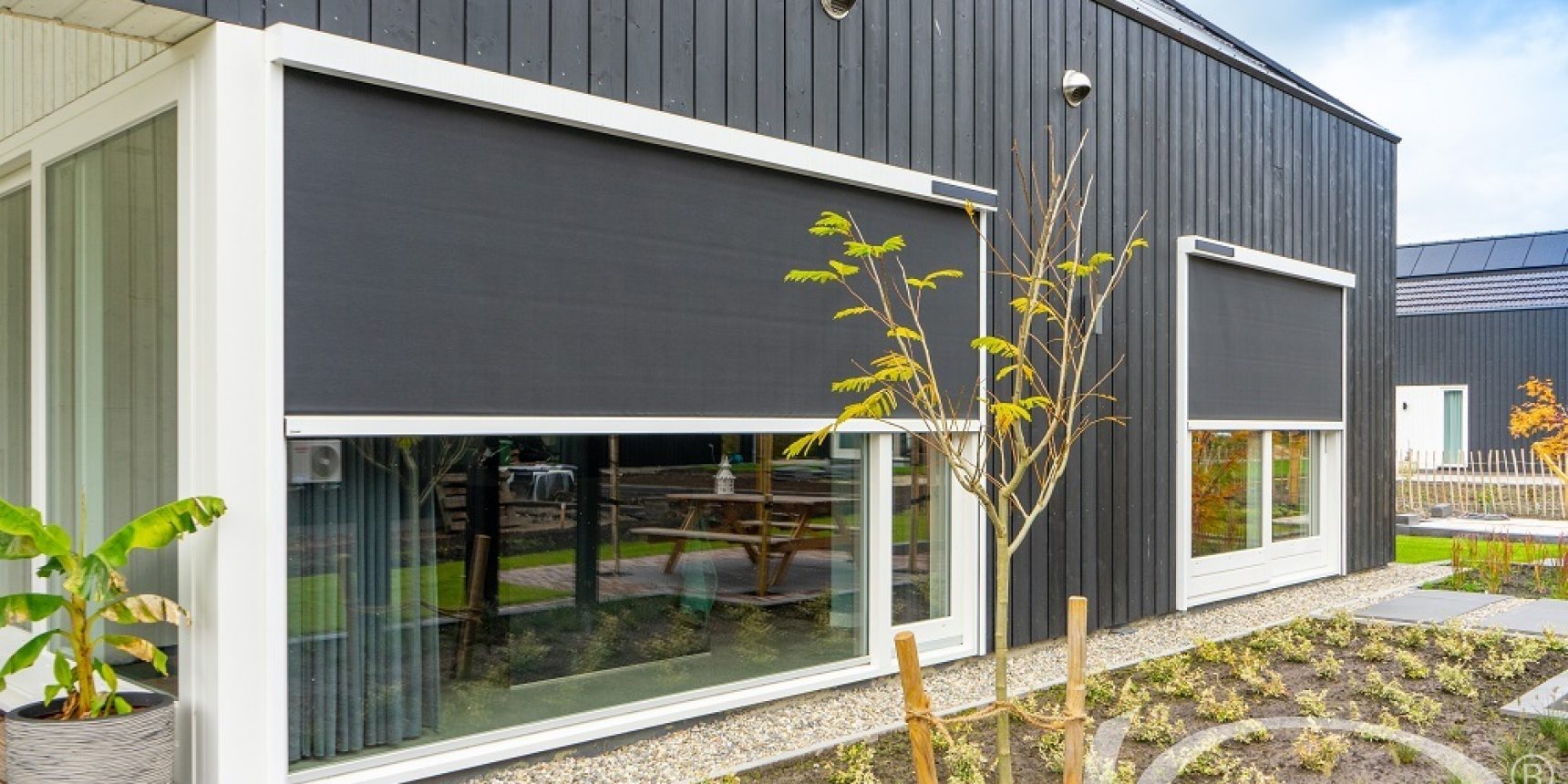 Waarom zitten screens voor ramen altijd buiten? Verano