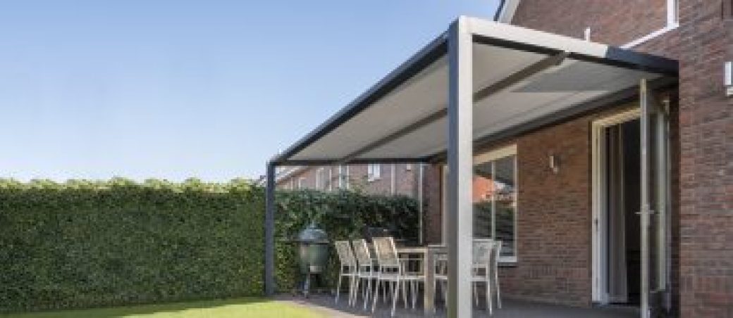 Overkapping Terrasoverkapping met zonwering pergola